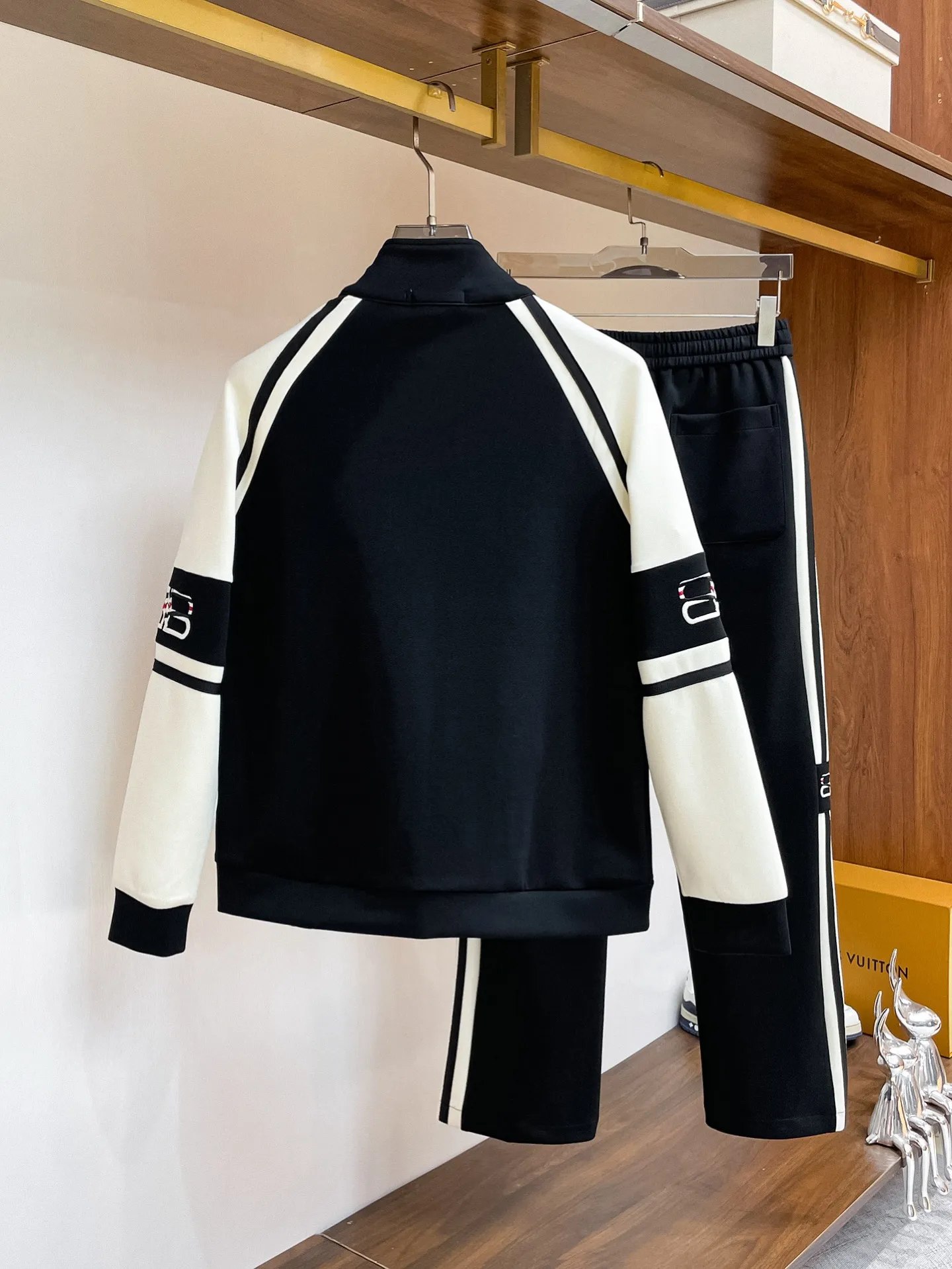 Balenciaga 2026 New Arrival counter Same Style casual suit, Breathable, comfortable and casual! Full of high-end feel! The details are exquisite and high-end, and the workmanship is impeccable! The original Premium fabric is very high-end! The fabric is crisp and anti-wrinkle Wear-Resistant, warm, neat and stylish. Everyone must buy a set this autumn and winter. They must look cool and cool when wearing them. We especially recommend Sizes M-3XL
